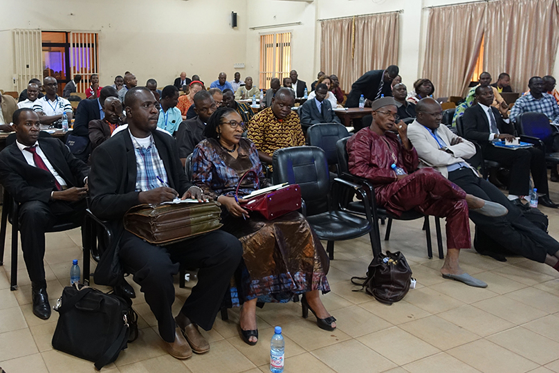 Colloque "Quelles recherches sur le foncier au Mali et en Afrique ?". Table ronde Acteurs et médiateurs fonciers, l’assistance © M. Bertrand, 22/11/2016