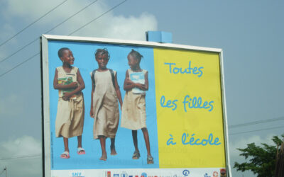 Affiche de sensibilisation pour l'inscription des jeunes filles à l'école, au Bénin, dans un pays où la sous-scolarisation des filles est importante, notammement en milieu rural.